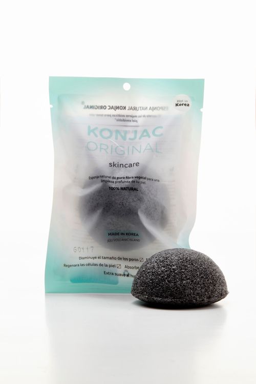 Esponja facial negra con cenizas de bambu