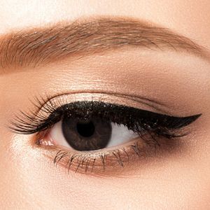 Delineador de ojos plumon resist negro